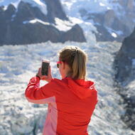 Femme utilisant son téléphone portable en pleine nature